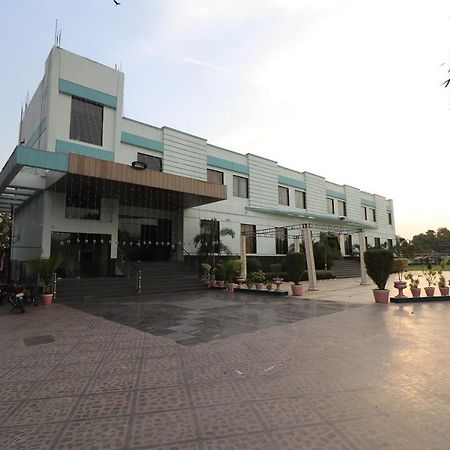Oyo 33387 Laxmi Lawn And Resort Suite Lucknow Exterior photo